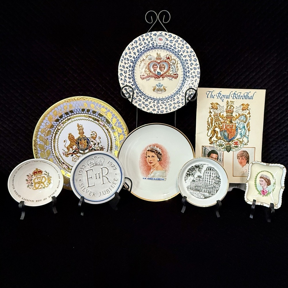 Royal Family Collectibles - 11 Items:Plates, Trinket Dishes,Books, C&D Betrothal - Picture 15 of 16